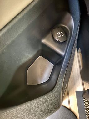 12 Volt Dosen im Mercedes Marco Polo in Seitenverkleidung an Aufbaubatterie Dauerstrom - inkl. Einbau 12 Volt Dosen im Mercedes-Benz Marco Polo in Seitenverkleidung an Aufbaubatterie Dauerstrom - inkl. Einbau