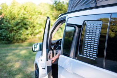 Westfalia Grille d'aération pour fenêtre coulissante à gauche au-dessus de la ligne de cuisine adaptée à Mercedes-Benz Marco Polo W447