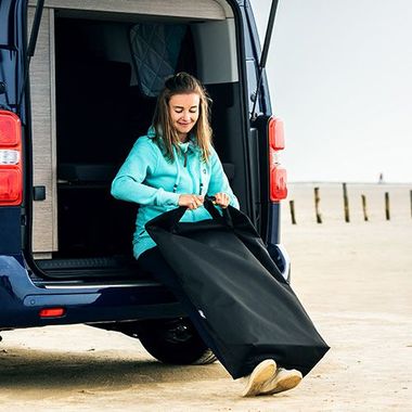 Le sac de rangement pour les matelas thermiques Project Camper Magnet offre de la place pour l'isolation de la cabine, du salon ou du toit relevable.