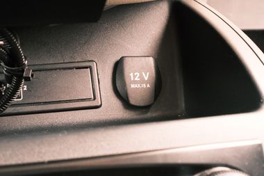 12 Volt Dose Mittelkonsole vorne unter Cockpit im Mercedes Marco Polo an Aufbaubatterie Dauerstrom - inkl. Einbau Mercedes Marco Polo Zubehör Shop Fachwerkstatt 1sternehotel alles für den Mercedes Marco Polo Nahaufnahme 12 Volt Dose Mittelkonsole vorne unter Cockpit im Mercedes-Benz Marco Polo an Aufbaubatterie Dauerstrom - inkl. Einbau