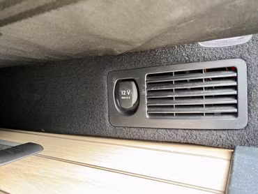Prise 12 volts à l'arrière (à côté du hayon) dans le Marco Polo Mercedes-Benz sur batterie en saillie courant permanent - montage inclus